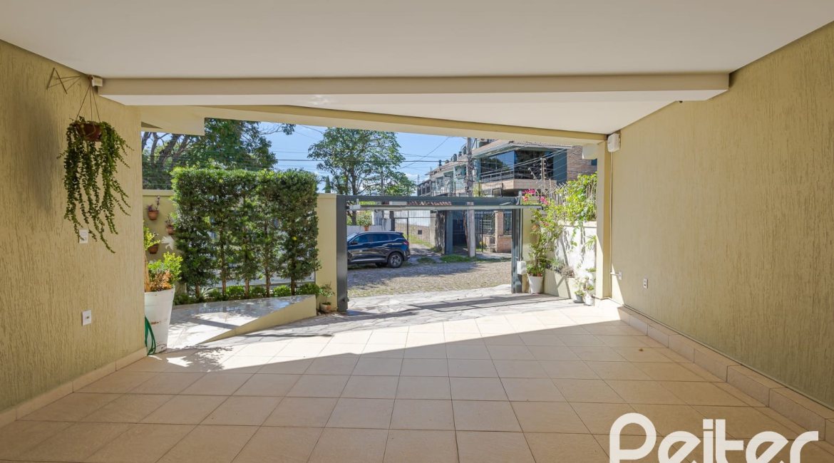 Casa à venda com 268m², 3 dormitórios, 2 suítes, 2 vagas, no bairro Ipanema em Porto Alegre