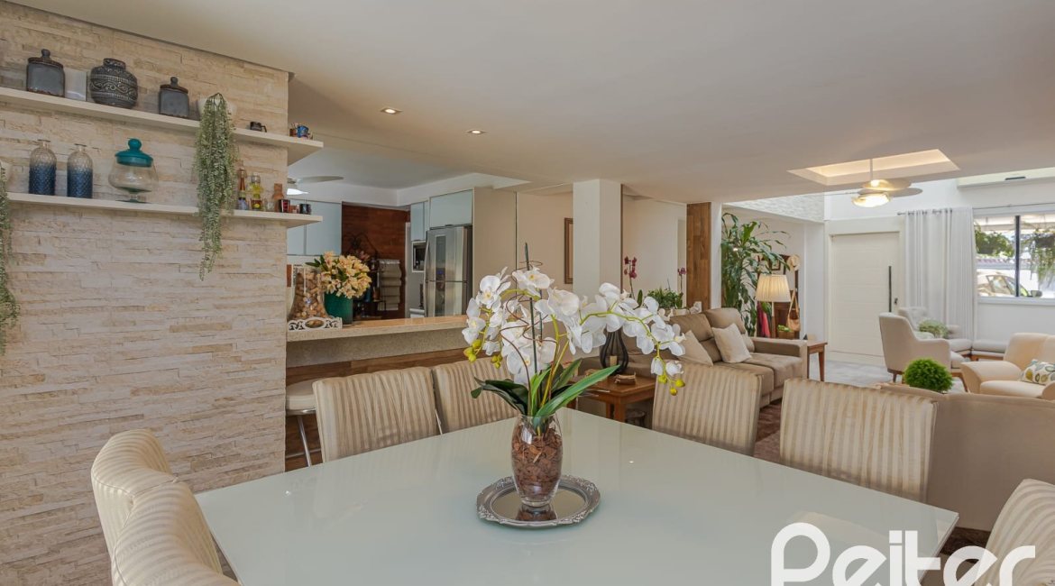 Casa à venda com 268m², 3 dormitórios, 2 suítes, 2 vagas, no bairro Ipanema em Porto Alegre