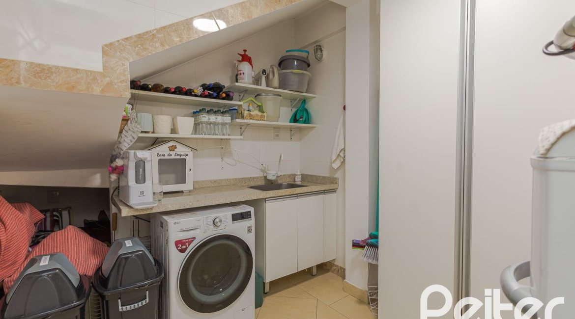 Casa à venda com 268m², 3 dormitórios, 2 suítes, 2 vagas, no bairro Ipanema em Porto Alegre