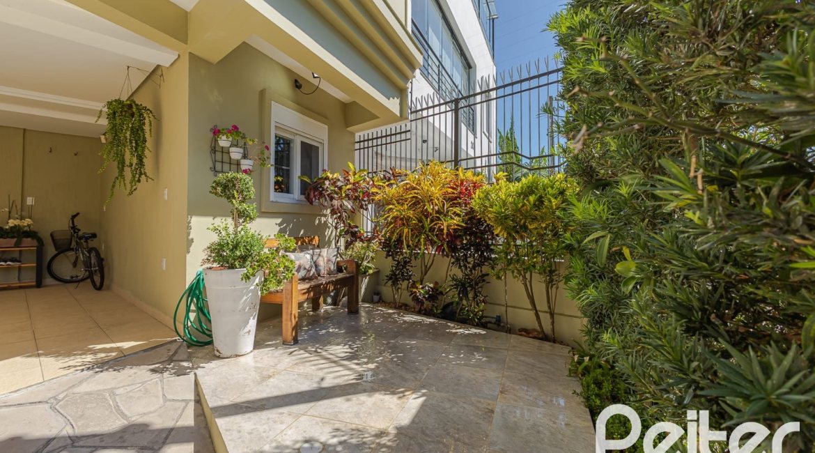 Casa à venda com 268m², 3 dormitórios, 2 suítes, 2 vagas, no bairro Ipanema em Porto Alegre