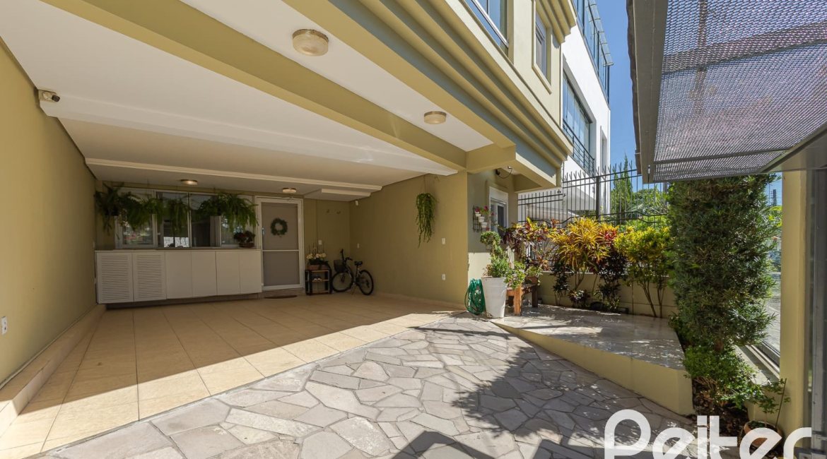 Casa à venda com 268m², 3 dormitórios, 2 suítes, 2 vagas, no bairro Ipanema em Porto Alegre