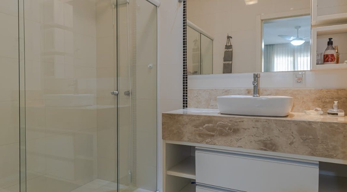 Casa à venda com 268m², 3 dormitórios, 2 suítes, 2 vagas, no bairro Ipanema em Porto Alegre