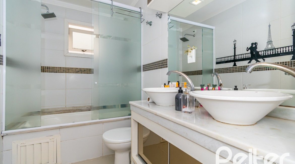 Casa à venda com 190m², 3 dormitórios, 3 suítes, 4 vagas, no bairro Jardim Isabel em Porto Alegre