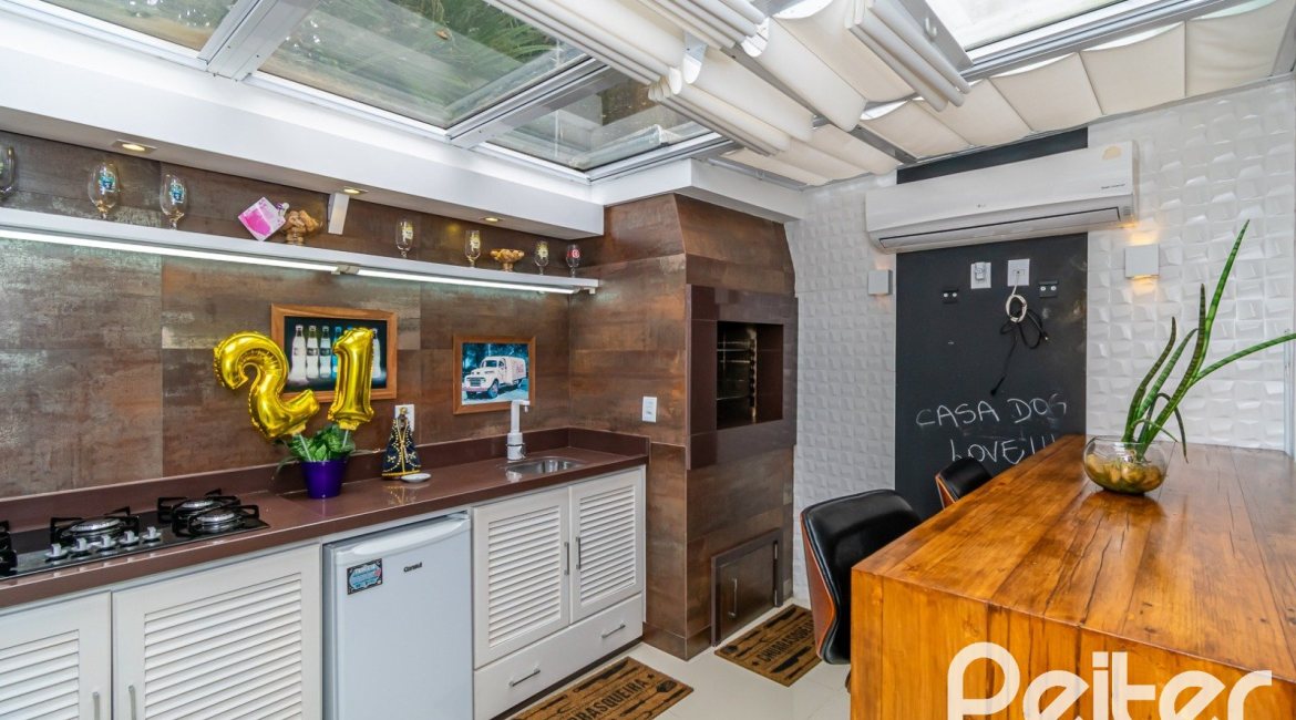 Casa à venda com 190m², 3 dormitórios, 3 suítes, 4 vagas, no bairro Jardim Isabel em Porto Alegre