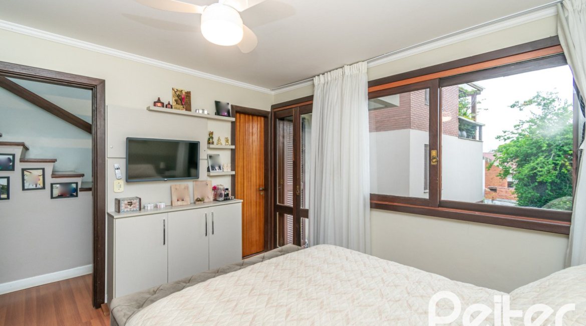 Casa em Condomínio à venda com 226m², 3 dormitórios, 2 suítes, 2 vagas, no bairro Vila Assunção em Porto Alegre