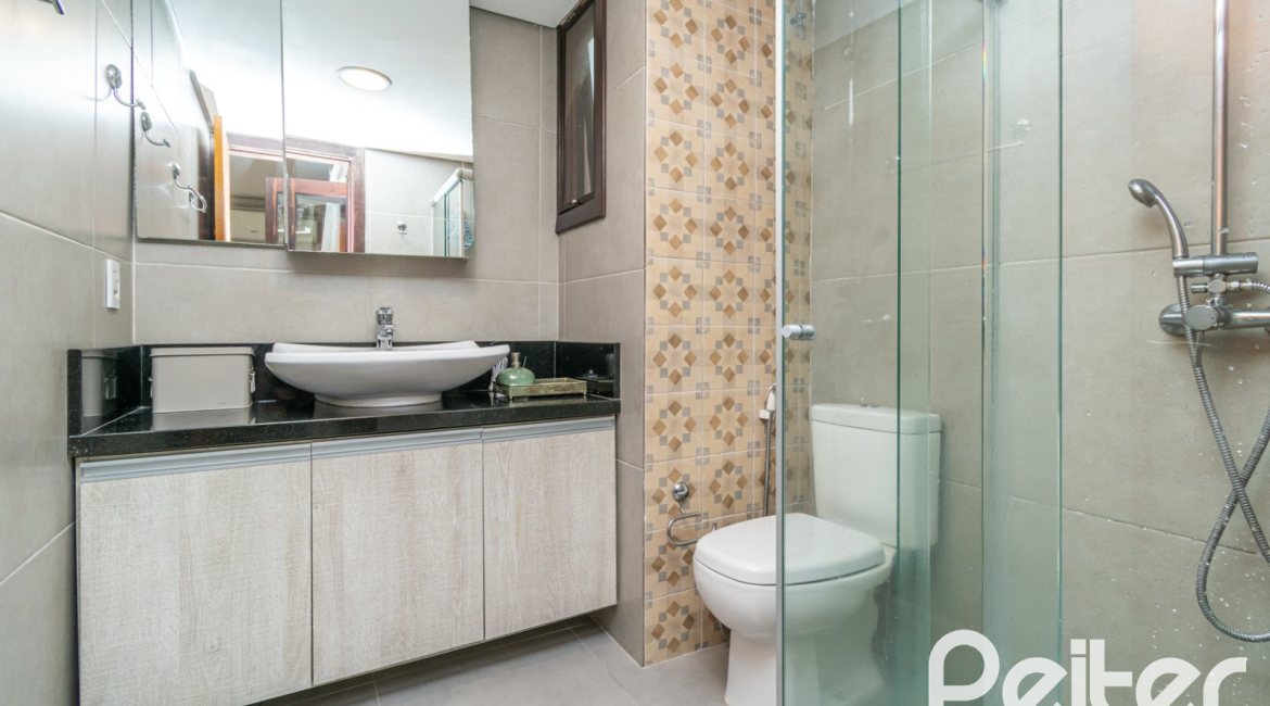 Casa em Condomínio à venda com 226m², 3 dormitórios, 2 suítes, 2 vagas, no bairro Vila Assunção em Porto Alegre