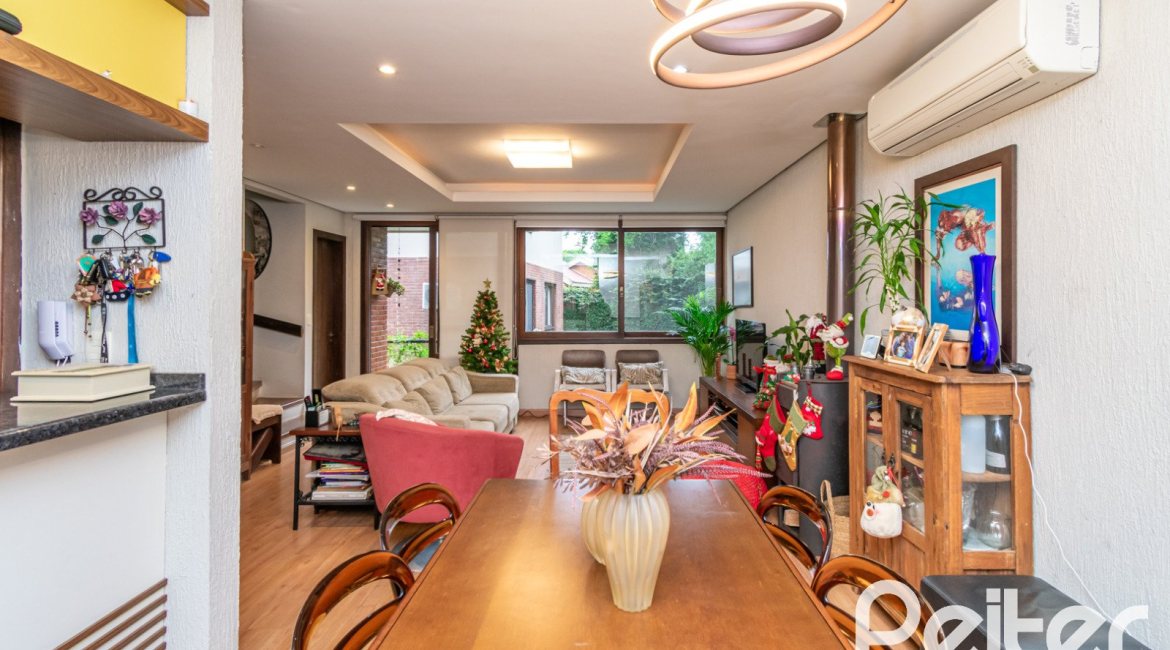 Casa em Condomínio à venda com 226m², 3 dormitórios, 2 suítes, 2 vagas, no bairro Vila Assunção em Porto Alegre