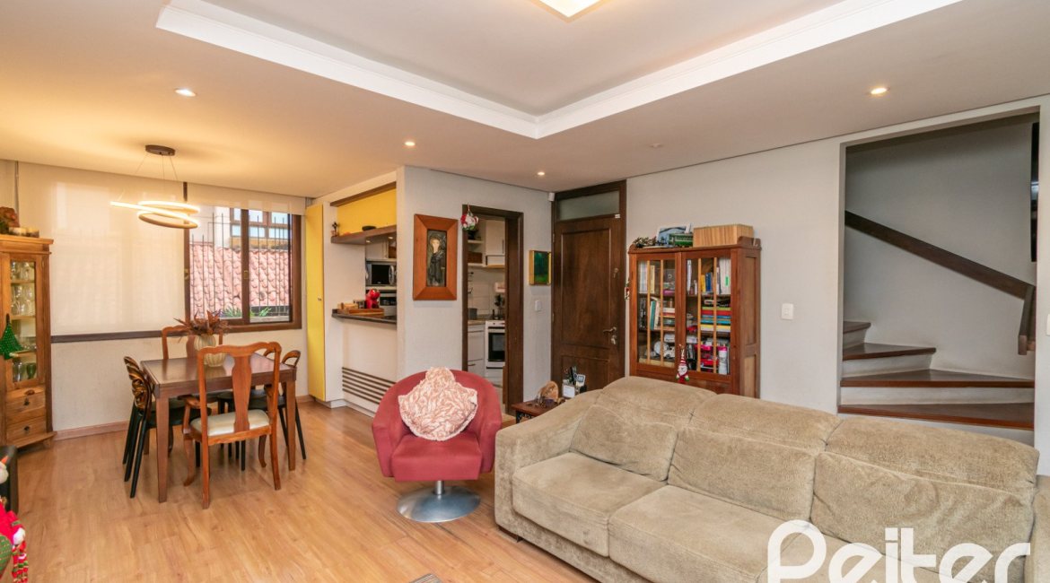 Casa em Condomínio à venda com 226m², 3 dormitórios, 2 suítes, 2 vagas, no bairro Vila Assunção em Porto Alegre