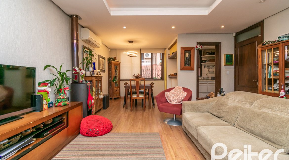 Casa em Condomínio à venda com 226m², 3 dormitórios, 2 suítes, 2 vagas, no bairro Vila Assunção em Porto Alegre