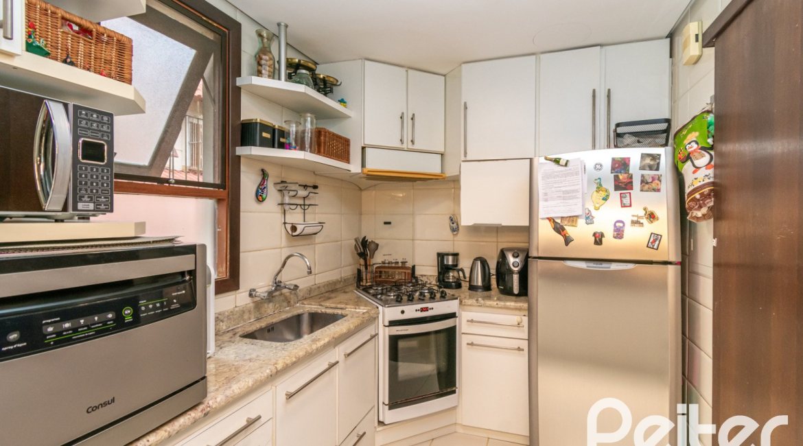 Casa em Condomínio à venda com 226m², 3 dormitórios, 2 suítes, 2 vagas, no bairro Vila Assunção em Porto Alegre