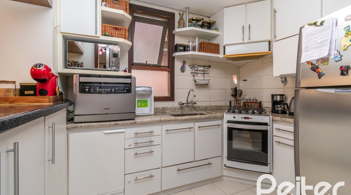 Casa em Condomínio à venda com 226m², 3 dormitórios, 2 suítes, 2 vagas, no bairro Vila Assunção em Porto Alegre