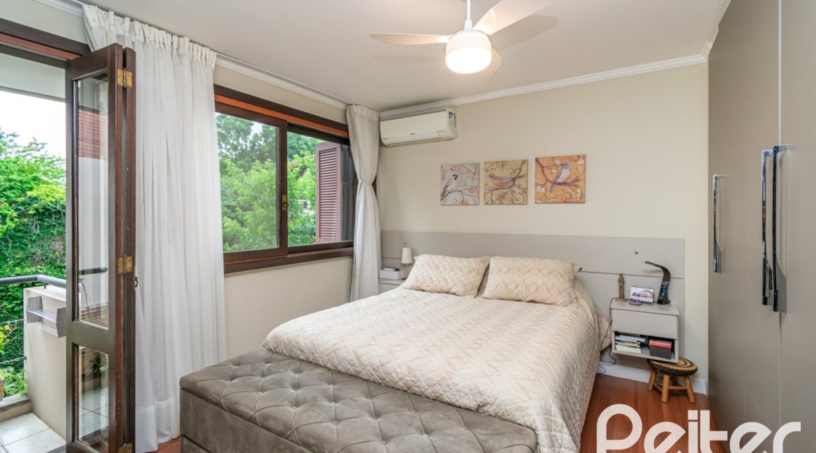 Casa em Condomínio à venda com 226m², 3 dormitórios, 2 suítes, 2 vagas, no bairro Vila Assunção em Porto Alegre