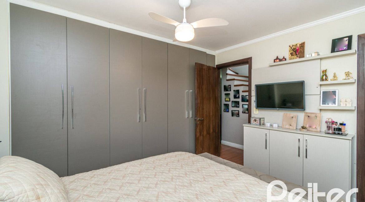 Casa em Condomínio à venda com 226m², 3 dormitórios, 2 suítes, 2 vagas, no bairro Vila Assunção em Porto Alegre