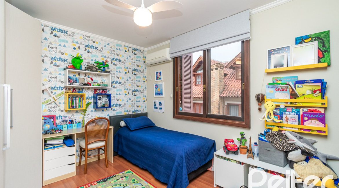 Casa em Condomínio à venda com 226m², 3 dormitórios, 2 suítes, 2 vagas, no bairro Vila Assunção em Porto Alegre