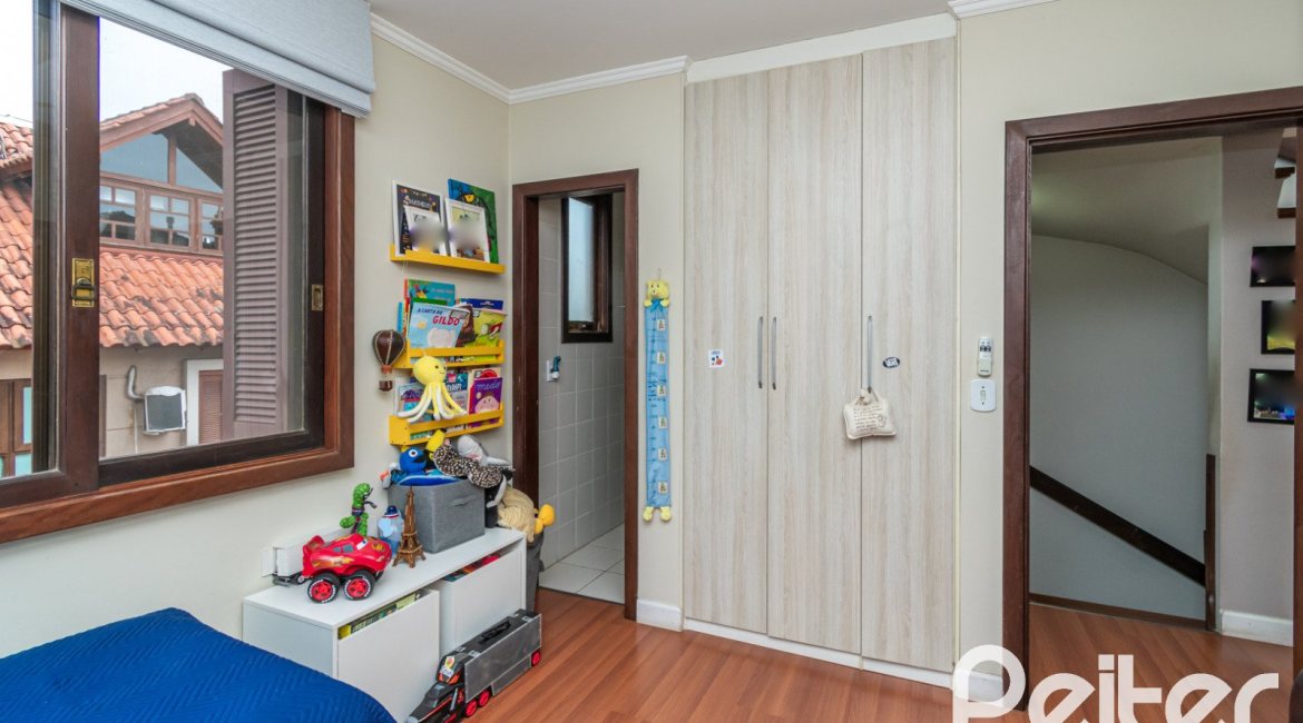 Casa em Condomínio à venda com 226m², 3 dormitórios, 2 suítes, 2 vagas, no bairro Vila Assunção em Porto Alegre