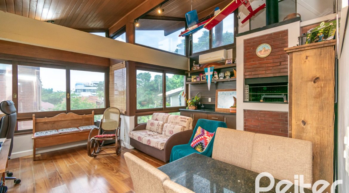 Casa em Condomínio à venda com 226m², 3 dormitórios, 2 suítes, 2 vagas, no bairro Vila Assunção em Porto Alegre