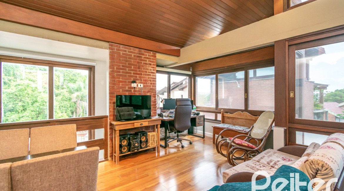 Casa em Condomínio à venda com 226m², 3 dormitórios, 2 suítes, 2 vagas, no bairro Vila Assunção em Porto Alegre