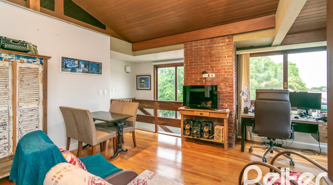 Casa em Condomínio à venda com 226m², 3 dormitórios, 2 suítes, 2 vagas, no bairro Vila Assunção em Porto Alegre