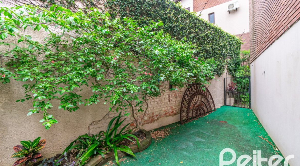 Casa em Condomínio à venda com 226m², 3 dormitórios, 2 suítes, 2 vagas, no bairro Vila Assunção em Porto Alegre