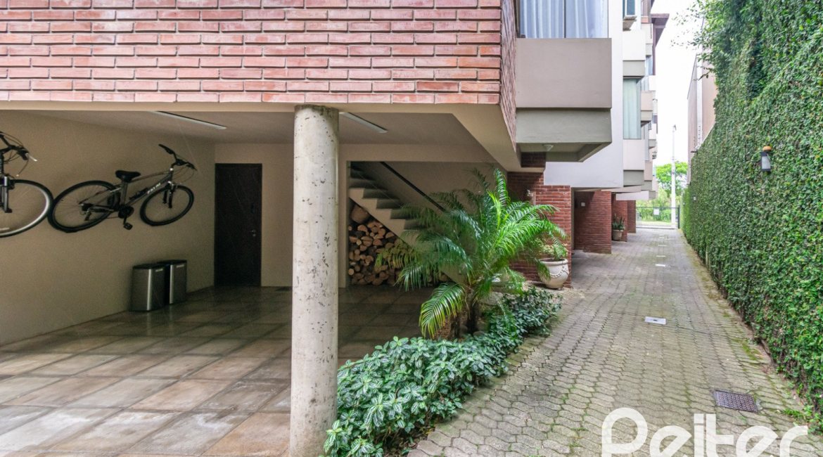 Casa em Condomínio à venda com 226m², 3 dormitórios, 2 suítes, 2 vagas, no bairro Vila Assunção em Porto Alegre