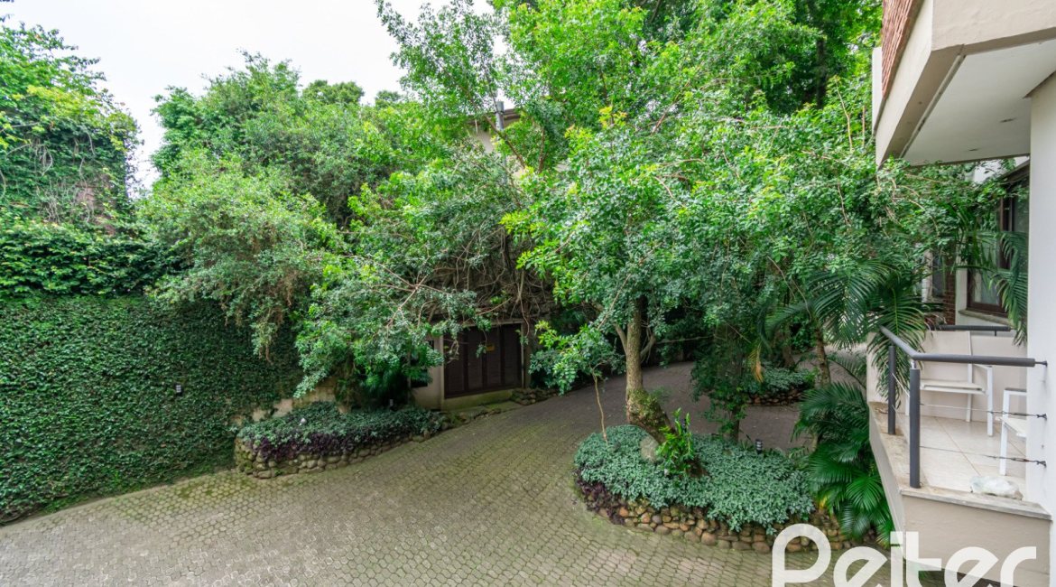 Casa em Condomínio à venda com 226m², 3 dormitórios, 2 suítes, 2 vagas, no bairro Vila Assunção em Porto Alegre