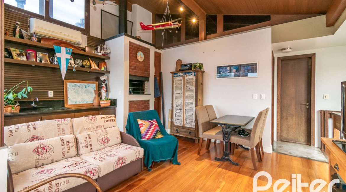 Casa em Condomínio à venda com 226m², 3 dormitórios, 2 suítes, 2 vagas, no bairro Vila Assunção em Porto Alegre