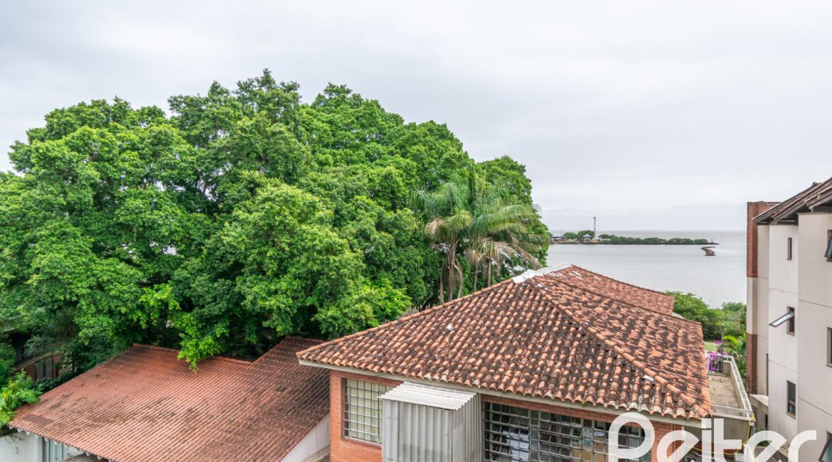 Casa em Condomínio à venda com 226m², 3 dormitórios, 2 suítes, 2 vagas, no bairro Vila Assunção em Porto Alegre