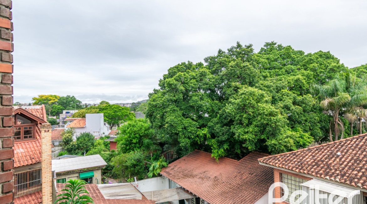 Casa em Condomínio à venda com 226m², 3 dormitórios, 2 suítes, 2 vagas, no bairro Vila Assunção em Porto Alegre