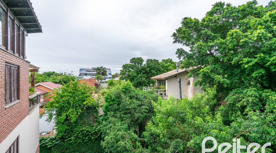 Casa em Condomínio à venda com 226m², 3 dormitórios, 2 suítes, 2 vagas, no bairro Vila Assunção em Porto Alegre