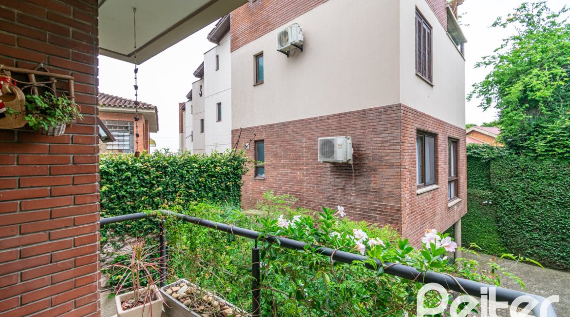 Casa em Condomínio à venda com 226m², 3 dormitórios, 2 suítes, 2 vagas, no bairro Vila Assunção em Porto Alegre