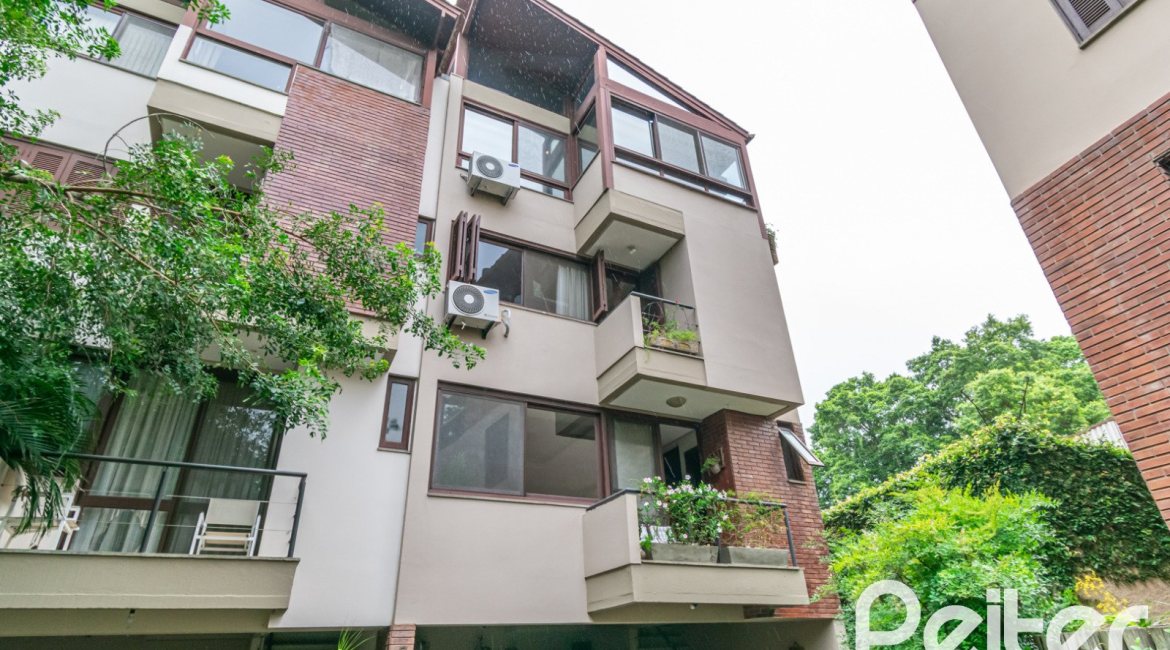 Casa em Condomínio à venda com 226m², 3 dormitórios, 2 suítes, 2 vagas, no bairro Vila Assunção em Porto Alegre