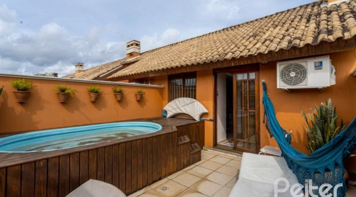 Casa em Condomínio à venda com 153m², 3 dormitórios, 1 suíte, 2 vagas, no bairro Tristeza em Porto Alegre