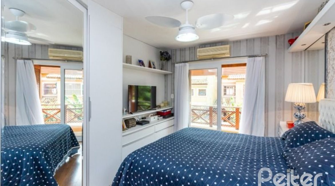 Casa em Condomínio à venda com 153m², 3 dormitórios, 1 suíte, 2 vagas, no bairro Tristeza em Porto Alegre