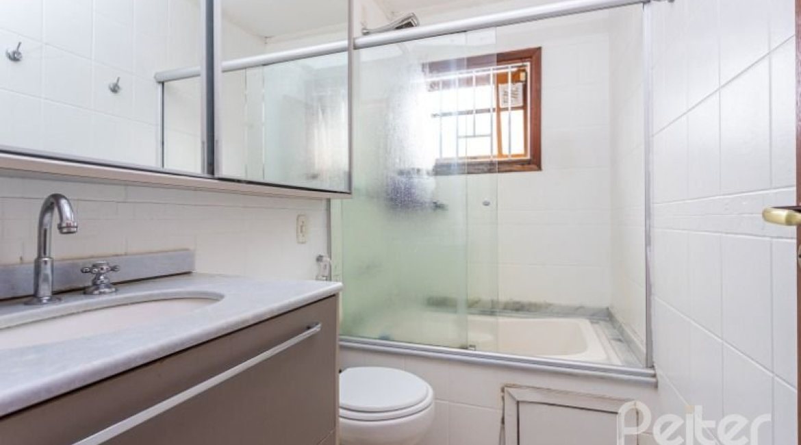 Casa em Condomínio à venda com 153m², 3 dormitórios, 1 suíte, 2 vagas, no bairro Tristeza em Porto Alegre