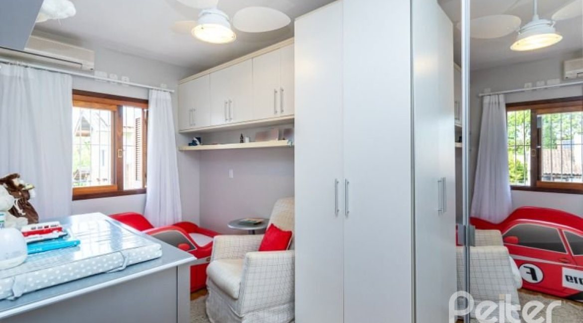 Casa em Condomínio à venda com 153m², 3 dormitórios, 1 suíte, 2 vagas, no bairro Tristeza em Porto Alegre