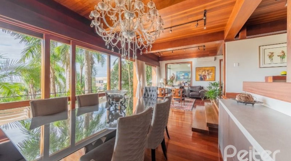 Casa à venda com 524m², 4 dormitórios, 4 suítes, 4 vagas, no bairro Vila Assunção em Porto Alegre