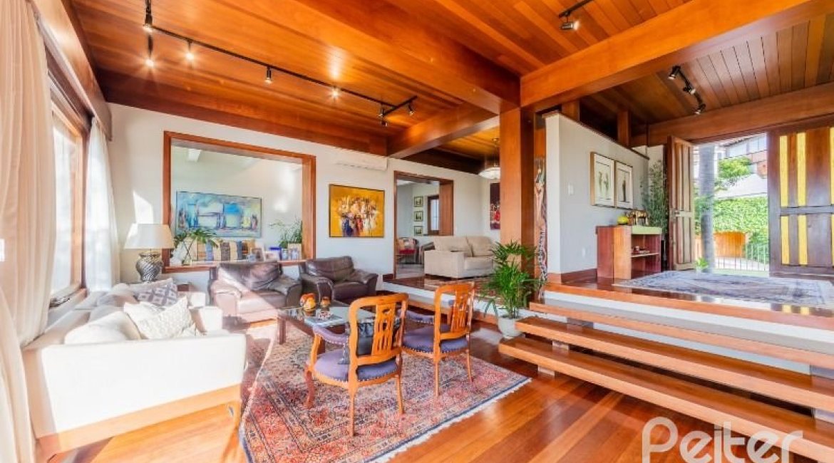 Casa à venda com 524m², 4 dormitórios, 4 suítes, 4 vagas, no bairro Vila Assunção em Porto Alegre