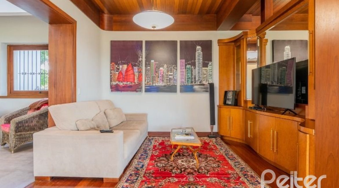 Casa à venda com 524m², 4 dormitórios, 4 suítes, 4 vagas, no bairro Vila Assunção em Porto Alegre