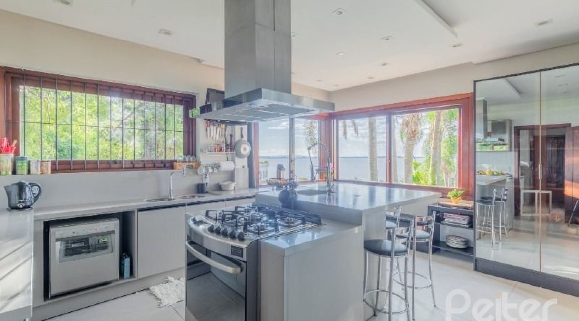 Casa à venda com 524m², 4 dormitórios, 4 suítes, 4 vagas, no bairro Vila Assunção em Porto Alegre