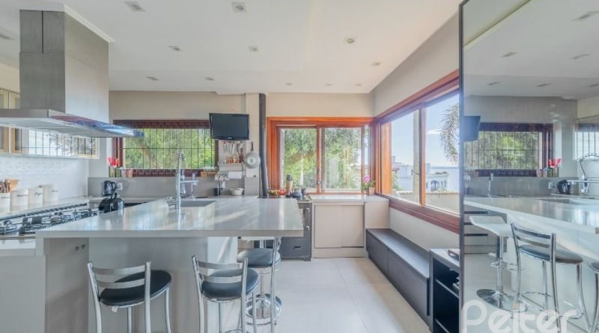 Casa à venda com 524m², 4 dormitórios, 4 suítes, 4 vagas, no bairro Vila Assunção em Porto Alegre