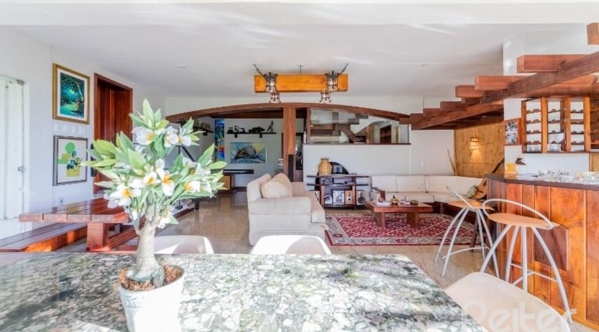 Casa à venda com 524m², 4 dormitórios, 4 suítes, 4 vagas, no bairro Vila Assunção em Porto Alegre