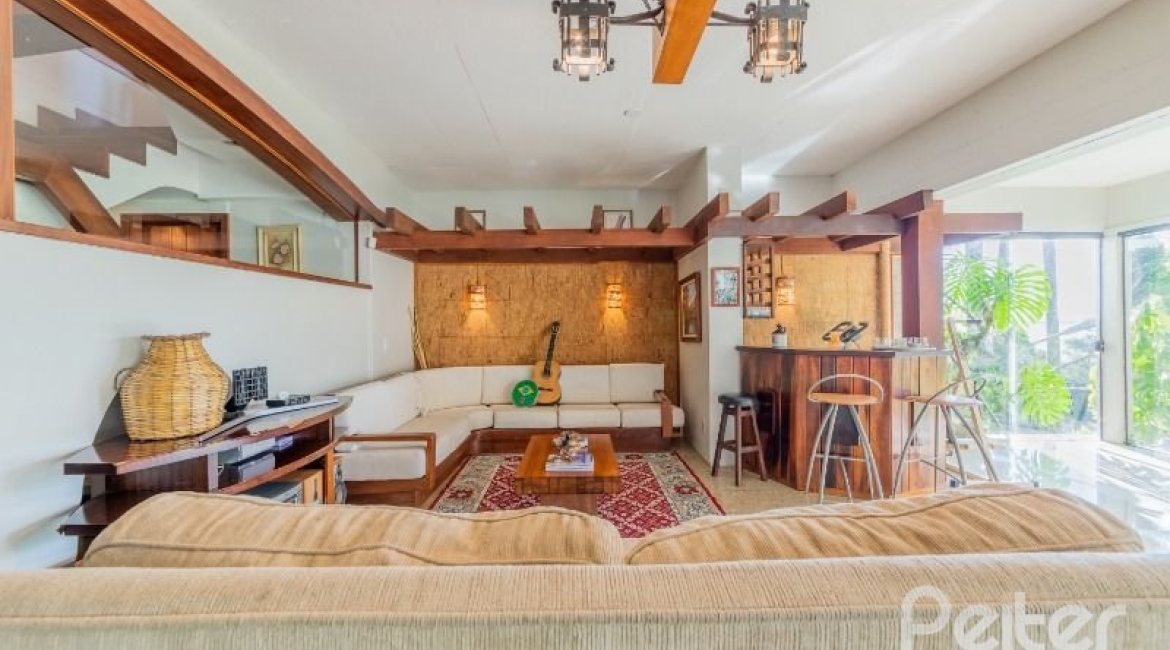 Casa à venda com 524m², 4 dormitórios, 4 suítes, 4 vagas, no bairro Vila Assunção em Porto Alegre