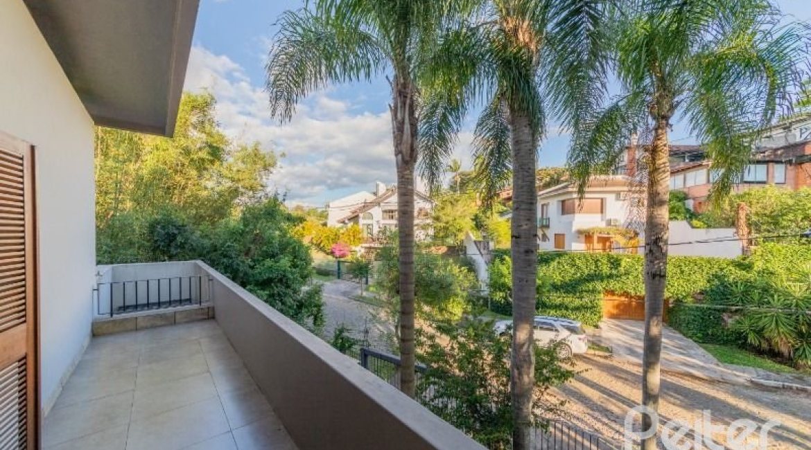 Casa à venda com 524m², 4 dormitórios, 4 suítes, 4 vagas, no bairro Vila Assunção em Porto Alegre