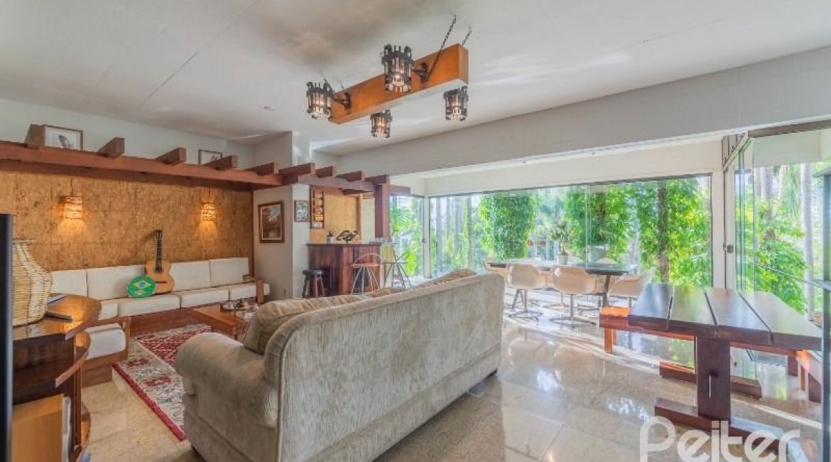 Casa à venda com 524m², 4 dormitórios, 4 suítes, 4 vagas, no bairro Vila Assunção em Porto Alegre