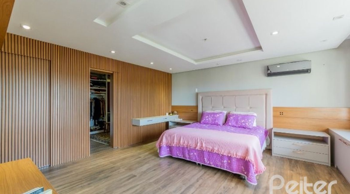 Casa à venda com 524m², 4 dormitórios, 4 suítes, 4 vagas, no bairro Vila Assunção em Porto Alegre