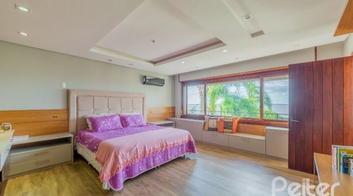 Casa à venda com 524m², 4 dormitórios, 4 suítes, 4 vagas, no bairro Vila Assunção em Porto Alegre