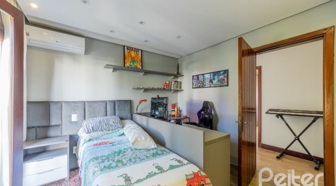 Casa à venda com 524m², 4 dormitórios, 4 suítes, 4 vagas, no bairro Vila Assunção em Porto Alegre