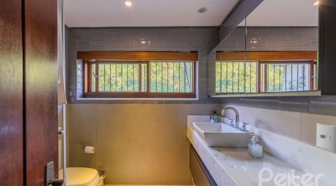 Casa à venda com 524m², 4 dormitórios, 4 suítes, 4 vagas, no bairro Vila Assunção em Porto Alegre