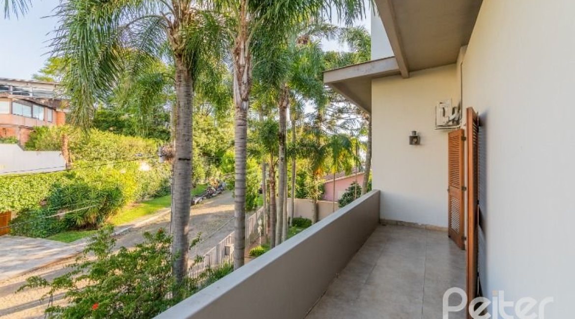 Casa à venda com 524m², 4 dormitórios, 4 suítes, 4 vagas, no bairro Vila Assunção em Porto Alegre