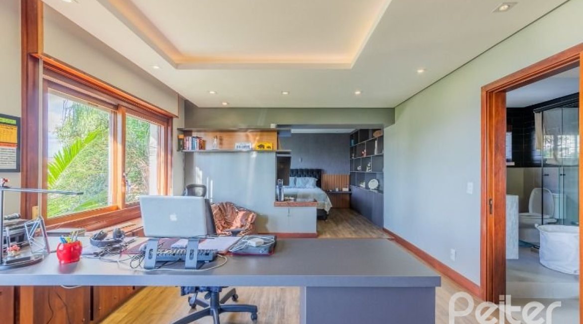 Casa à venda com 524m², 4 dormitórios, 4 suítes, 4 vagas, no bairro Vila Assunção em Porto Alegre